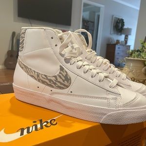 WOMENS NIKE BLAZERS MID ‘77 SE ‘ZEBRA’